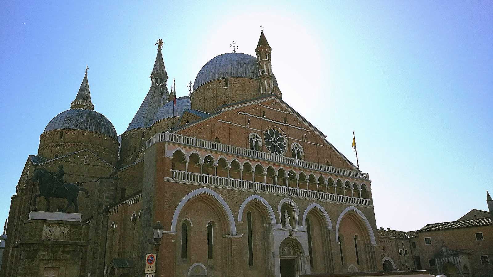 Padova Padua Sant'Antony Basilica sun blue sky